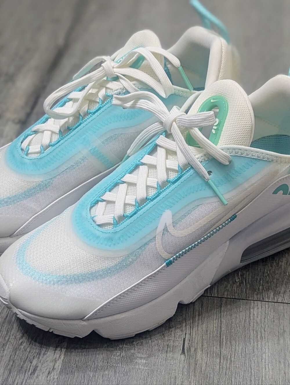 Nike Womens Air Max 2090 Sail Aurora Green Sneekers